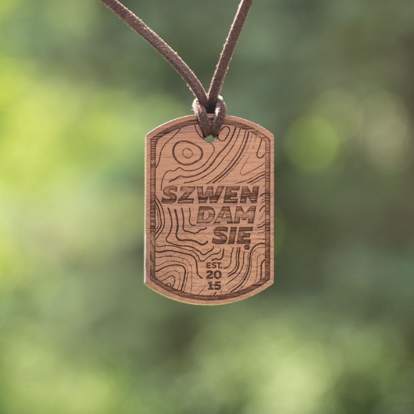 Drewniany naszyjnik na rzemyku SZWENDAM SIĘ nieśmiertelnik